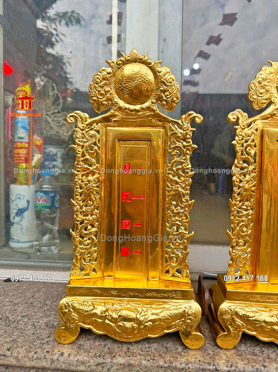 Chính giữa bài vị được chạm tên theo yêu cầu của khách hàng